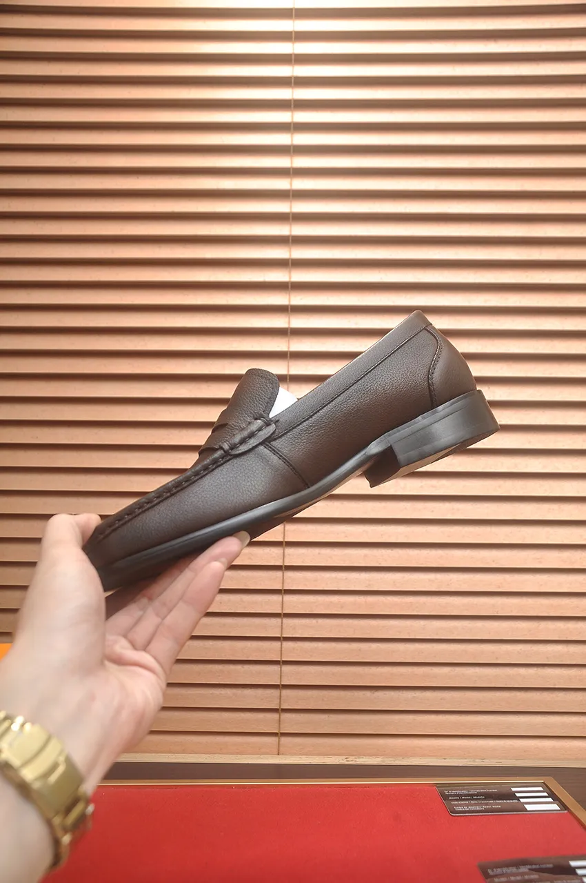 Men's men's shoes 💰540💶 [LV] (original single cowhide lining) 🍀LV's latest genuine leather business suit shoes are launched simultaneously on the official website. The first-layer cowhide imported from Italy is made of heavy gold, 💥official website 1:1 rubber outsole. Versatile to wear, high-end without losing class, and the color combination is extraordinary. This four-season style is alluring when worn on your feet, showing off your big-name flair. Standard code 39-45 (45 customized)